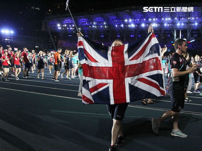 世大運閉幕典禮各國選手進場宛如嘉年華會。（記者邱榮吉/攝影）
