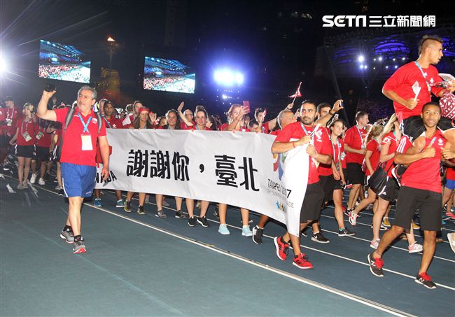 世大運閉幕典禮各國選手進場宛如嘉年華會。（記者邱榮吉/攝影）