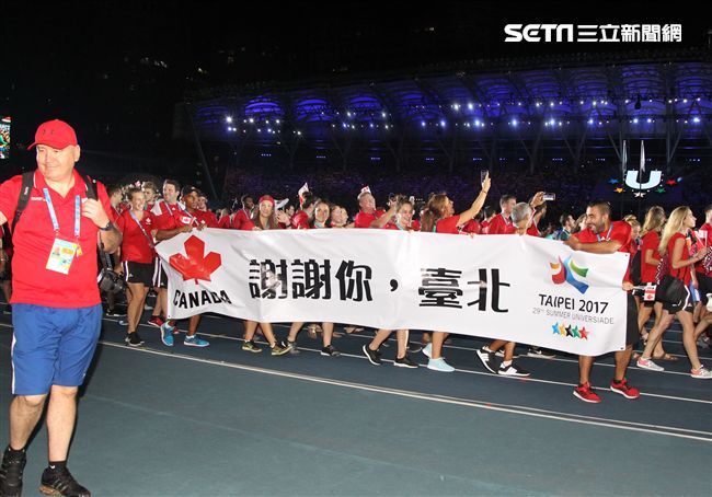 世大運閉幕典禮各國選手進場宛如嘉年華會。（記者邱榮吉/攝影）