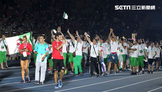 世大運閉幕典禮各國選手進場宛如嘉年華會。（記者邱榮吉/攝影）