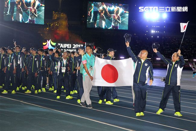 世大運閉幕典禮各國選手進場宛如嘉年華會。（記者邱榮吉/攝影）