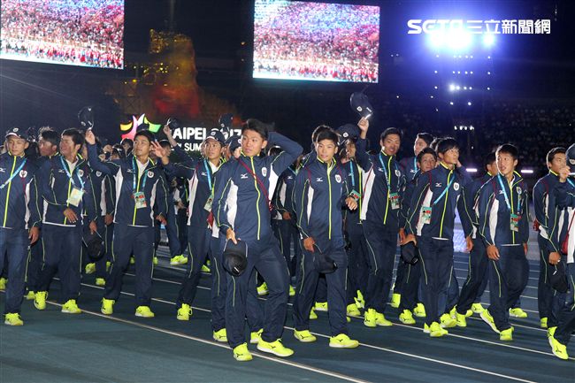 世大運閉幕典禮各國選手進場宛如嘉年華會。（記者邱榮吉/攝影）
