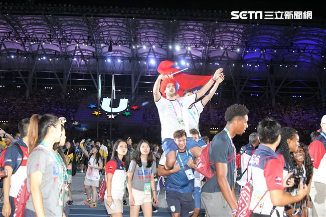 世大運閉幕典禮各國選手進場宛如嘉年華會。（記者邱榮吉/攝影）