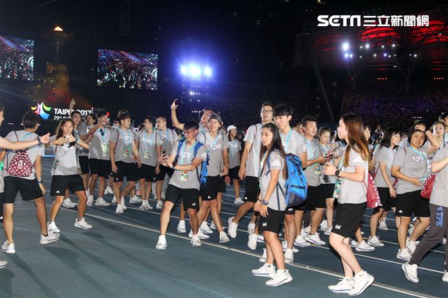 世大運閉幕典禮各國選手進場宛如嘉年華會。（記者邱榮吉/攝影）