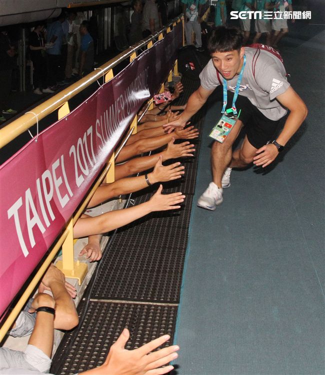 世大運閉幕典禮各國選手進場宛如嘉年華會。（記者邱榮吉/攝影）