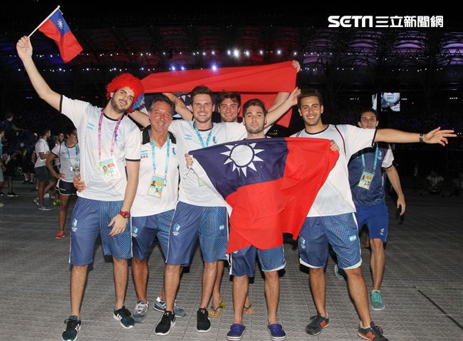 世大運閉幕典禮各國選手進場宛如嘉年華會。（記者邱榮吉/攝影）