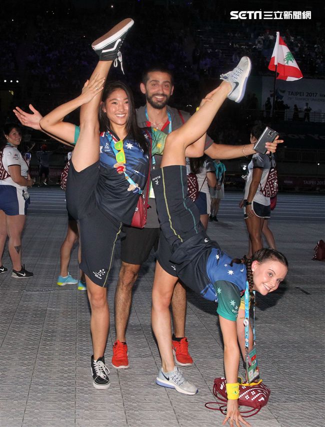 世大運閉幕典禮各國選手進場宛如嘉年華會。（記者邱榮吉/攝影）