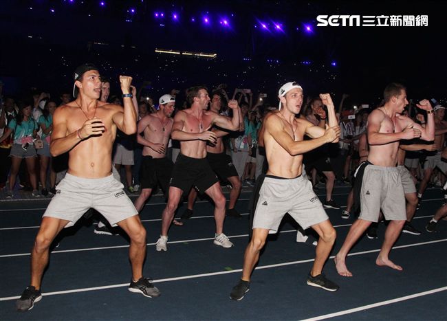 世大運閉幕典禮各國選手進場宛如嘉年華會。（記者邱榮吉/攝影）