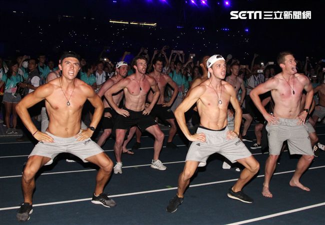 世大運閉幕典禮各國選手進場宛如嘉年華會。（記者邱榮吉/攝影）