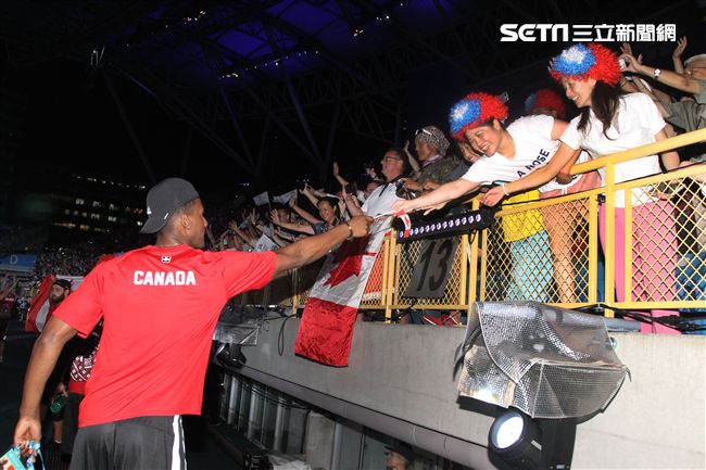 世大運閉幕典禮各國選手進場宛如嘉年華會。（記者邱榮吉/攝影）