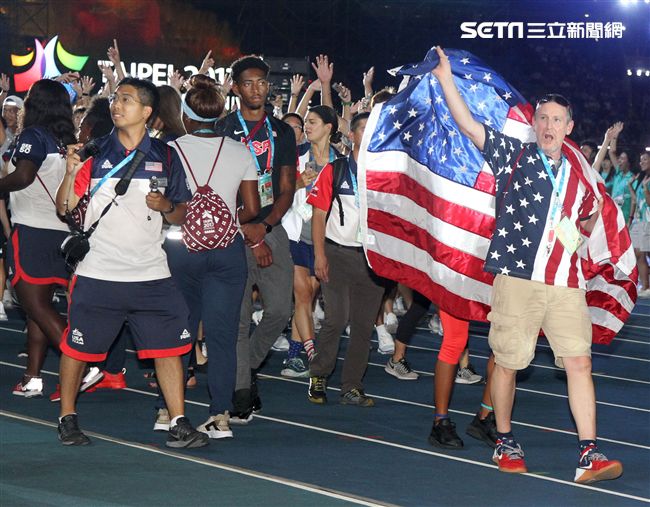 世大運閉幕典禮各國選手進場宛如嘉年華會。（記者邱榮吉/攝影）