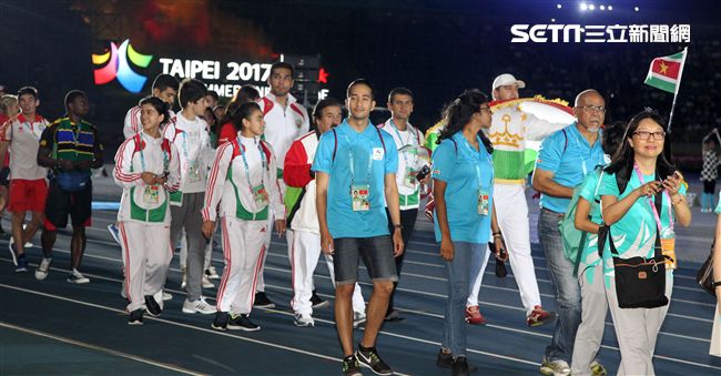 世大運閉幕典禮各國選手進場宛如嘉年華會。（記者邱榮吉/攝影）