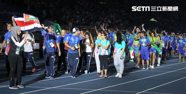 世大運閉幕典禮各國選手進場宛如嘉年華會。（記者邱榮吉/攝影）