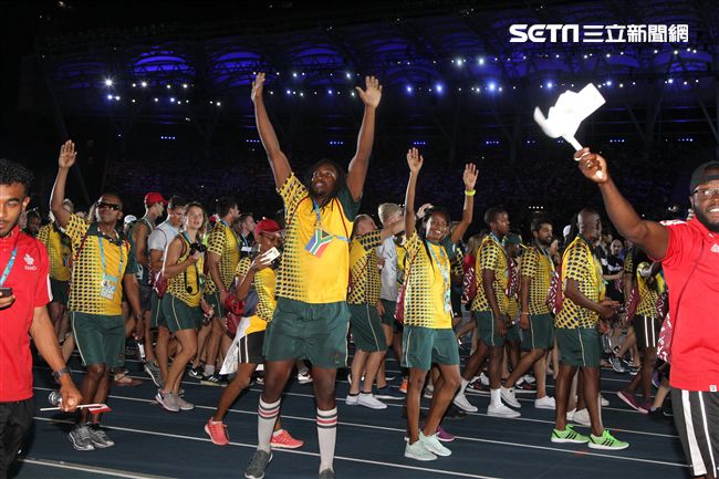 世大運閉幕典禮各國選手進場宛如嘉年華會。（記者邱榮吉/攝影）