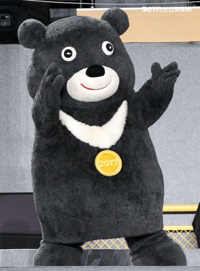 世大運閉幕典禮精彩表演，神明熄聖火。（記者邱榮吉/攝影）