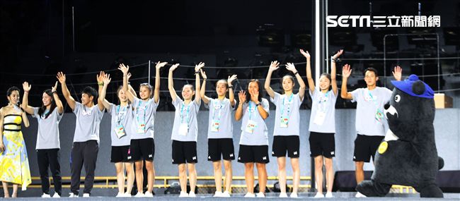 世大運閉幕典禮精彩表演，神明熄聖火。（記者邱榮吉/攝影）