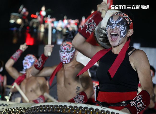 世大運閉幕典禮精彩表演，神明熄聖火。（記者邱榮吉/攝影）