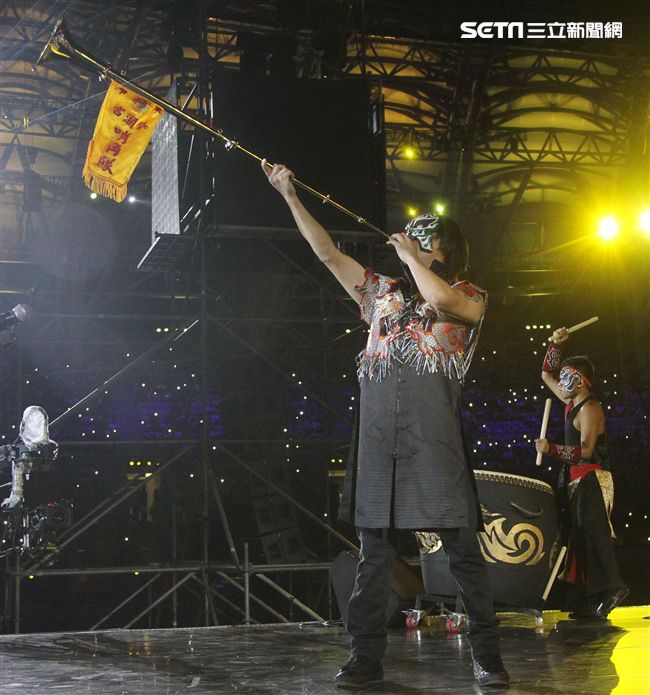 世大運閉幕典禮精彩表演，神明熄聖火。（記者邱榮吉/攝影）