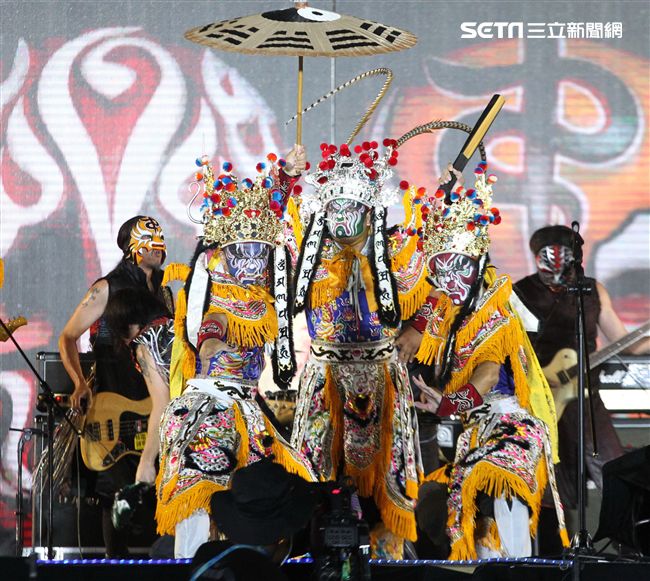 世大運閉幕典禮精彩表演，神明熄聖火。（記者邱榮吉/攝影）