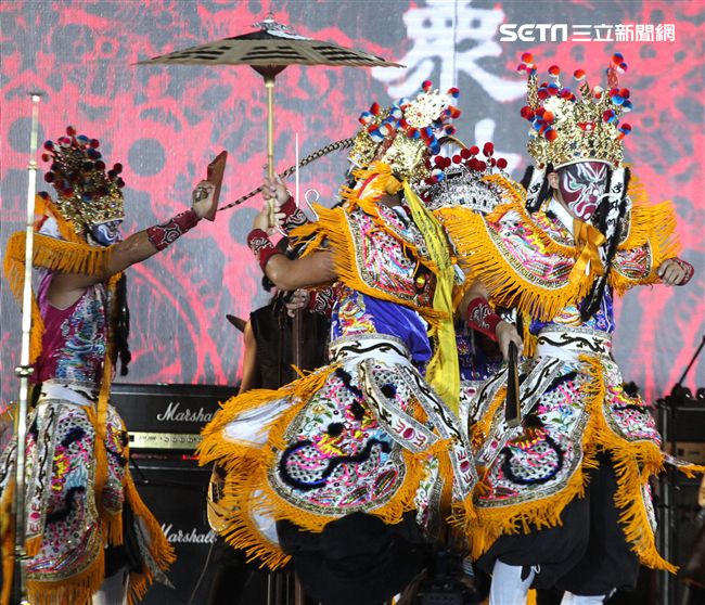 世大運閉幕典禮精彩表演，神明熄聖火。（記者邱榮吉/攝影）