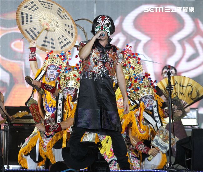 世大運閉幕典禮精彩表演，神明熄聖火。（記者邱榮吉/攝影）