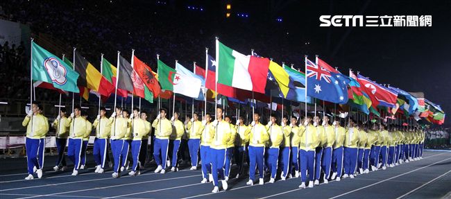 世大運閉幕典禮精彩表演，神明熄聖火。（記者邱榮吉/攝影）