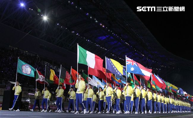 世大運閉幕典禮精彩表演，神明熄聖火。（記者邱榮吉/攝影）