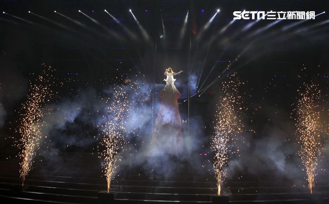 世大運閉幕典禮精彩表演，神明熄聖火。（記者邱榮吉/攝影）