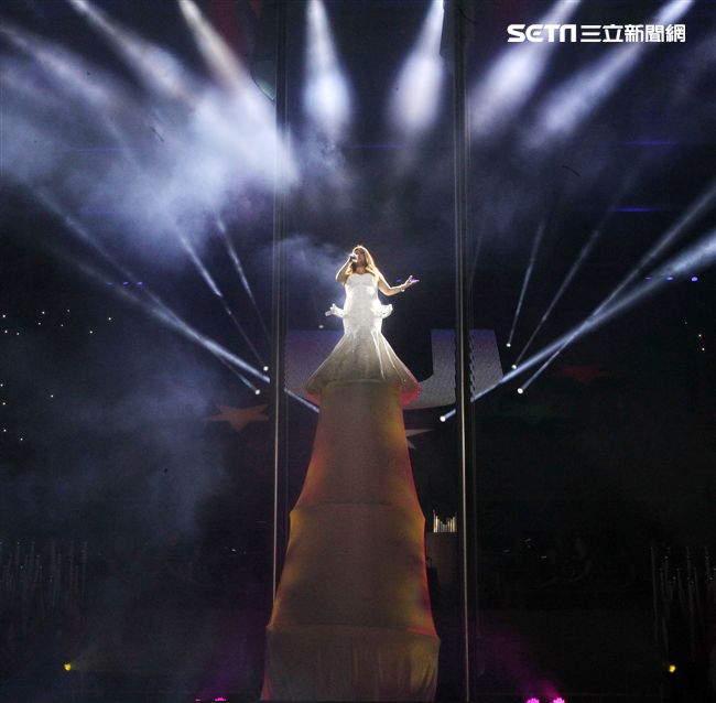 世大運閉幕典禮精彩表演，神明熄聖火。（記者邱榮吉/攝影）