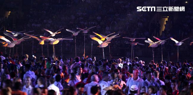 世大運閉幕典禮精彩表演，神明熄聖火。（記者邱榮吉/攝影）