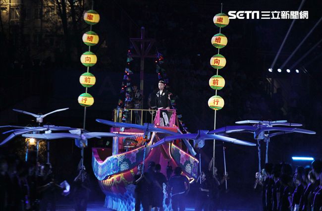 世大運閉幕典禮精彩表演，神明熄聖火。（記者邱榮吉/攝影）
