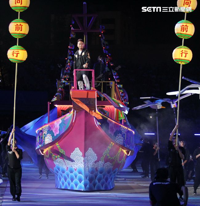 世大運閉幕典禮精彩表演，神明熄聖火。（記者邱榮吉/攝影）