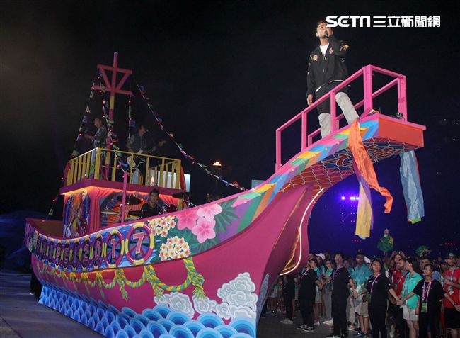 世大運閉幕典禮精彩表演，神明熄聖火。（記者邱榮吉/攝影）