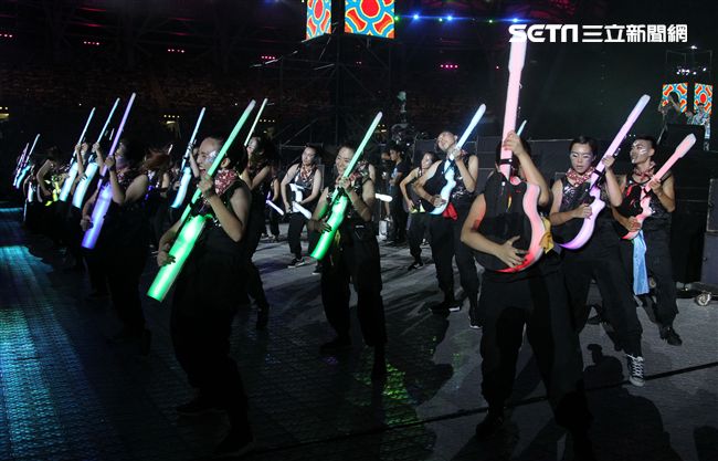 世大運閉幕典禮精彩表演，神明熄聖火。（記者邱榮吉/攝影）