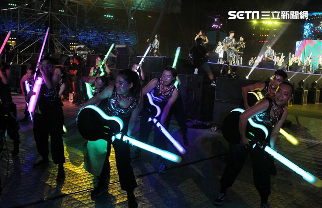 世大運閉幕典禮精彩表演，神明熄聖火。（記者邱榮吉/攝影）