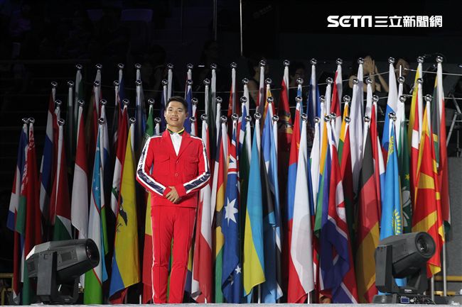 世大運閉幕典禮精彩表演，神明熄聖火。（記者邱榮吉/攝影）