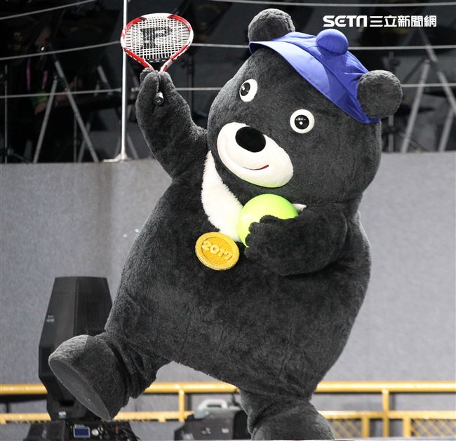 世大運閉幕典禮精彩表演，神明熄聖火。（記者邱榮吉/攝影）