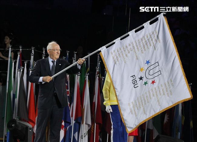 世大運閉幕典禮精彩表演，神明熄聖火。（記者邱榮吉/攝影）