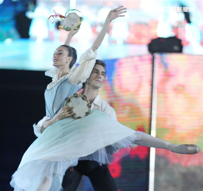 世大運閉幕典禮精彩表演，神明熄聖火。（記者邱榮吉/攝影）