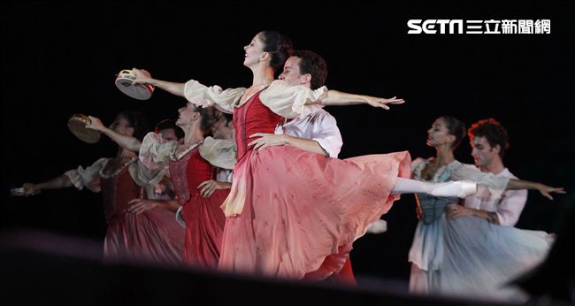 世大運閉幕典禮精彩表演，神明熄聖火。（記者邱榮吉/攝影）