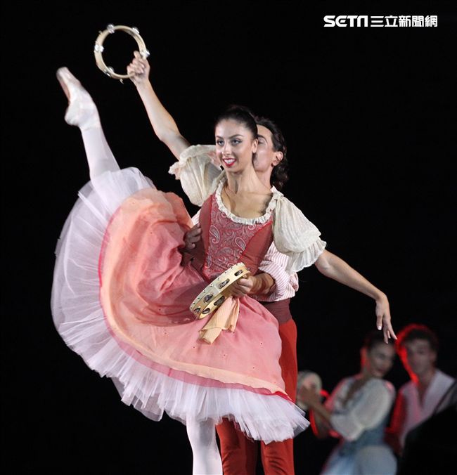 世大運閉幕典禮精彩表演，神明熄聖火。（記者邱榮吉/攝影）