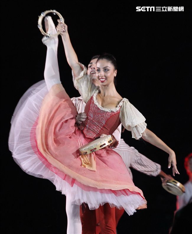 世大運閉幕典禮精彩表演，神明熄聖火。（記者邱榮吉/攝影）