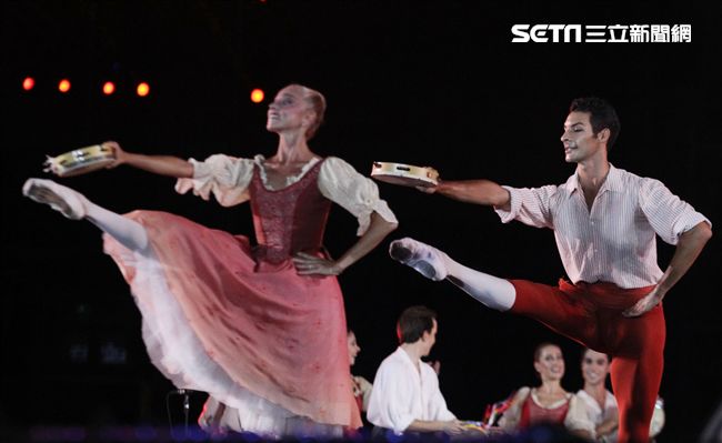 世大運閉幕典禮精彩表演，神明熄聖火。（記者邱榮吉/攝影）