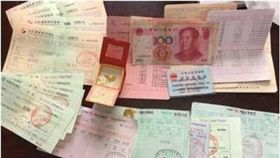 大陸,公車,家當,存摺,金飾,帆布袋,江蘇　圖／翻攝自微博