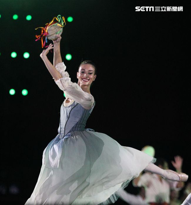 世大運閉幕典禮精彩表演，神明熄聖火。（記者邱榮吉/攝影）