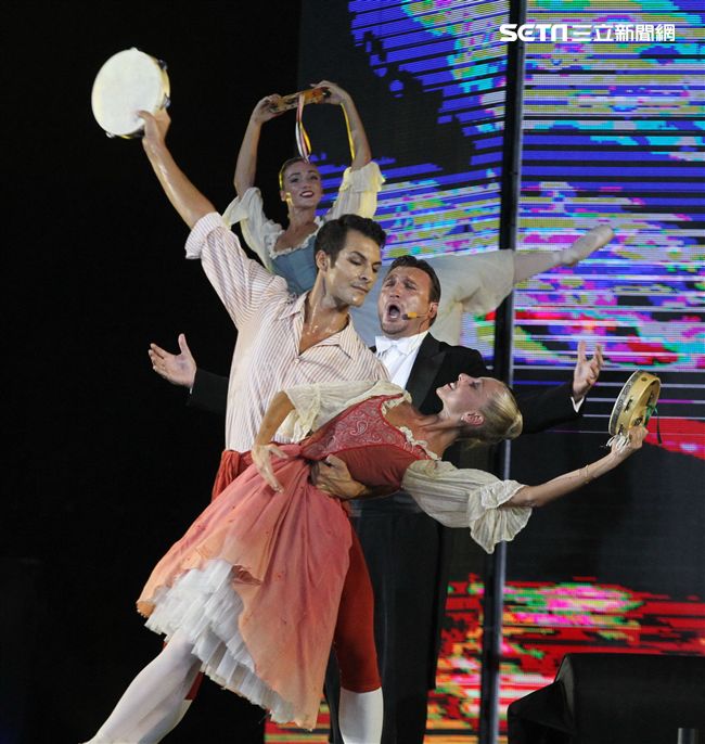 世大運閉幕典禮精彩表演，神明熄聖火。（記者邱榮吉/攝影）