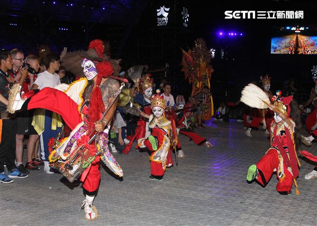 世大運閉幕典禮精彩表演，神明熄聖火。（記者邱榮吉/攝影）