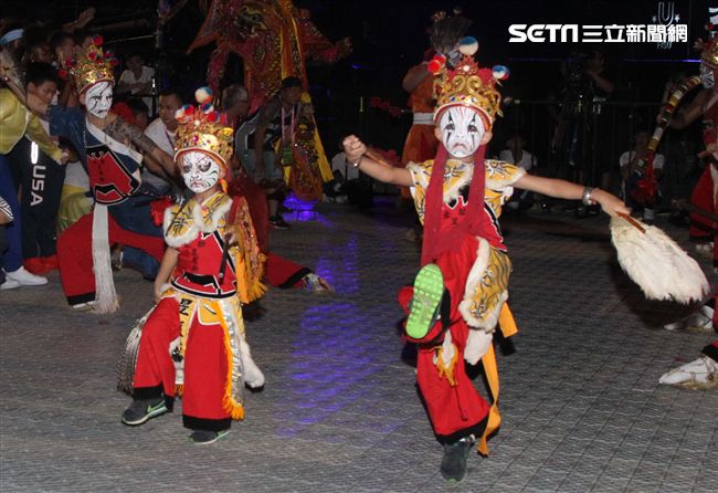 世大運閉幕典禮精彩表演，神明熄聖火。（記者邱榮吉/攝影）