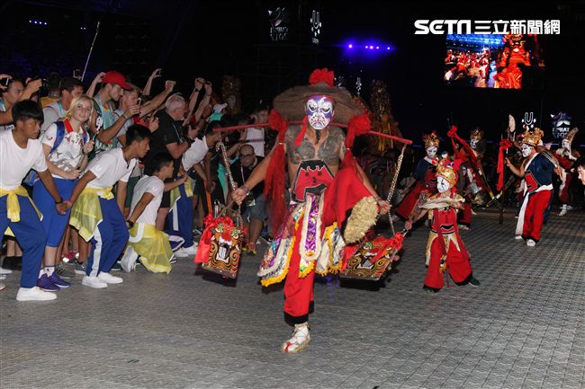 世大運閉幕典禮精彩表演，神明熄聖火。（記者邱榮吉/攝影）