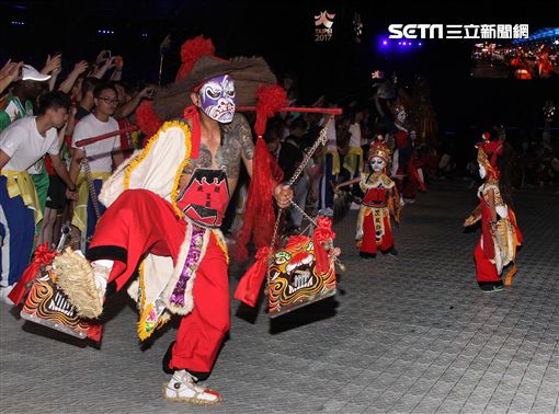 世大運閉幕典禮精彩表演，神明熄聖火。（記者邱榮吉/攝影）